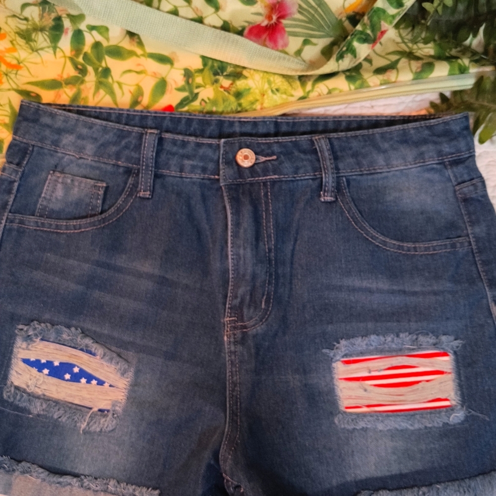 Just in time for the 4th of July. NWT American flag patch distressed denim short - Picture 8 of 8